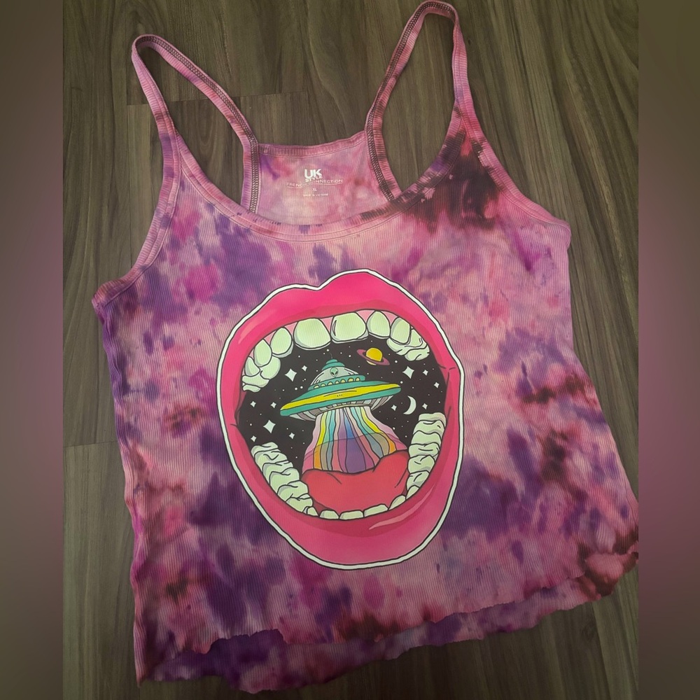 Alien lips tie dye tank size XL